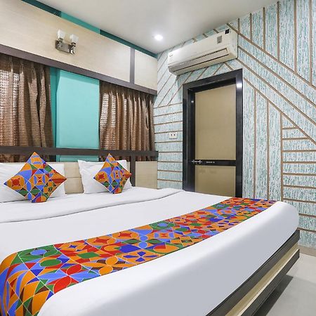 Hotel Merit Surat Exterior foto