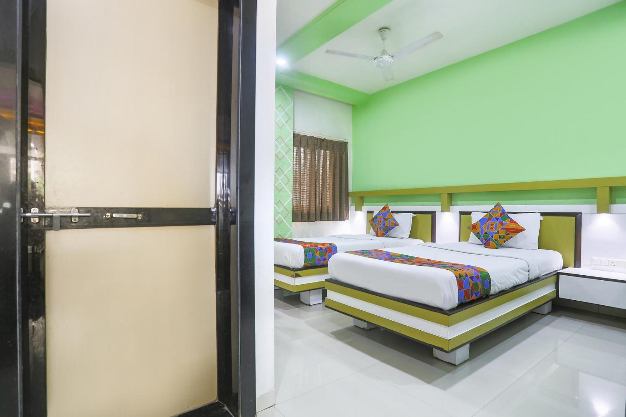 Hotel Merit Surat Exterior foto