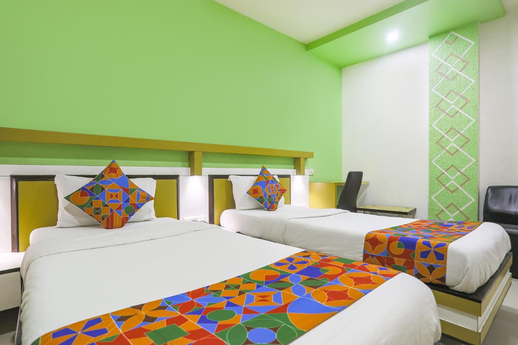 Hotel Merit Surat Exterior foto