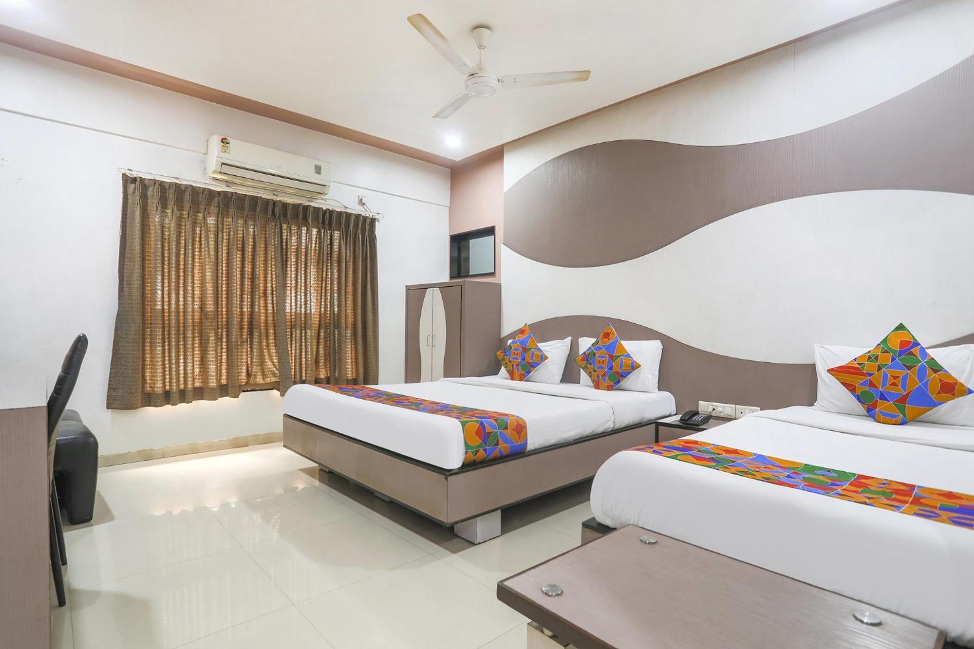 Hotel Merit Surat Exterior foto