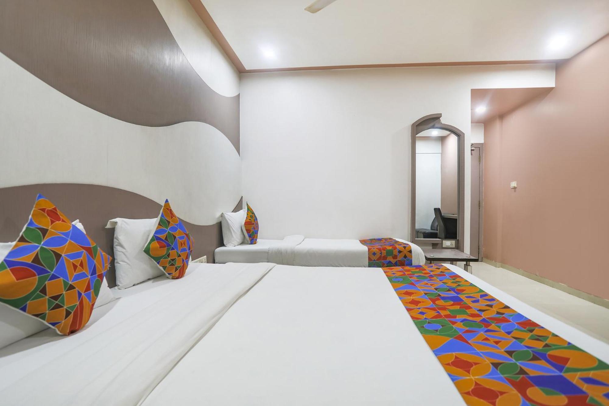 Hotel Merit Surat Exterior foto