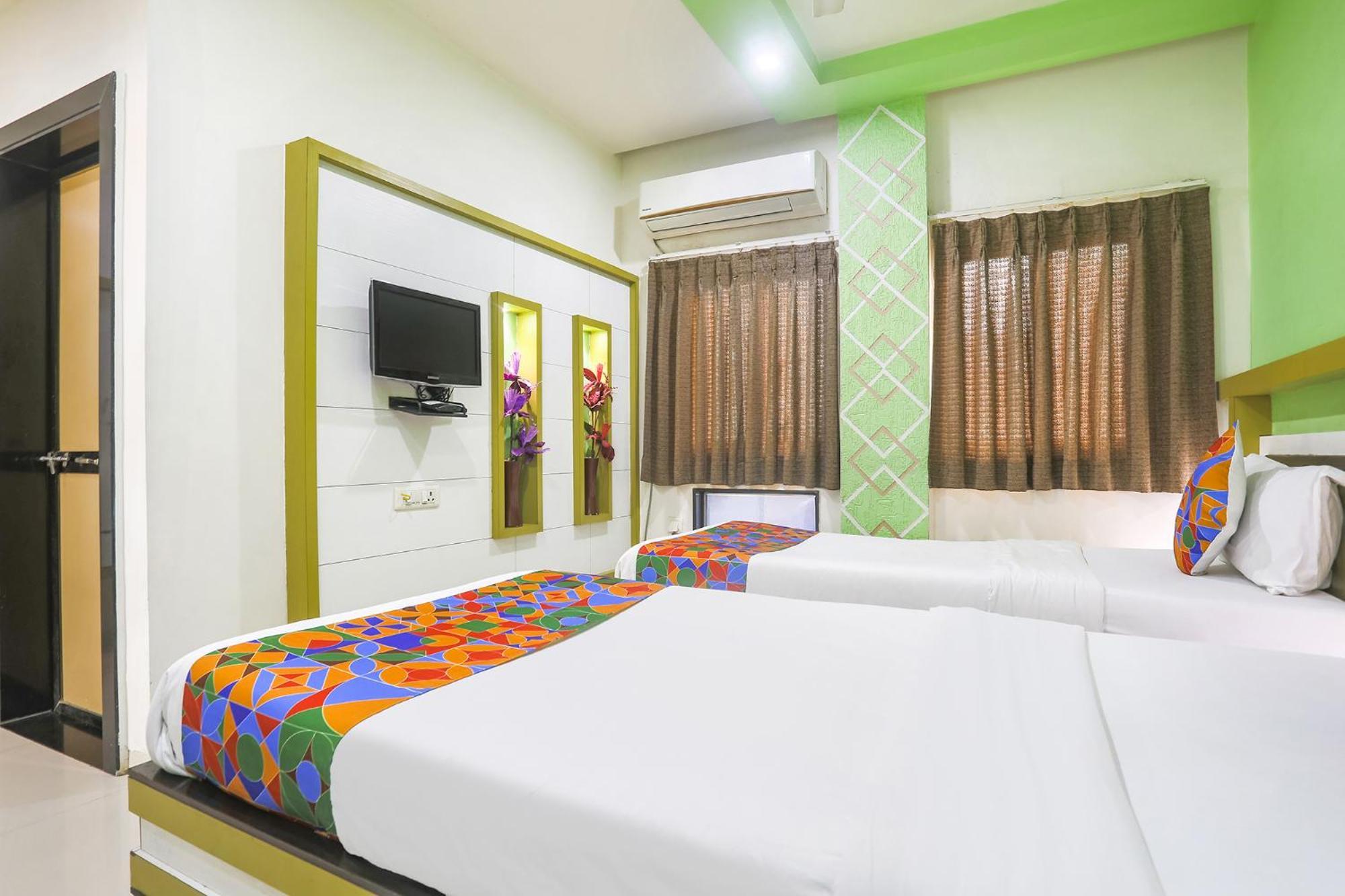 Hotel Merit Surat Exterior foto
