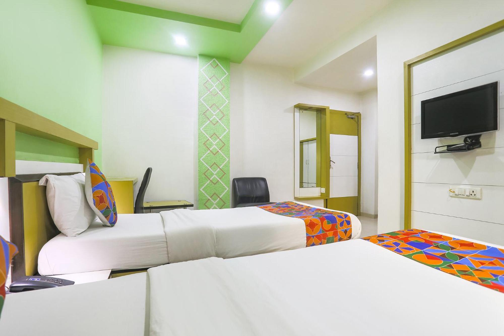 Hotel Merit Surat Exterior foto