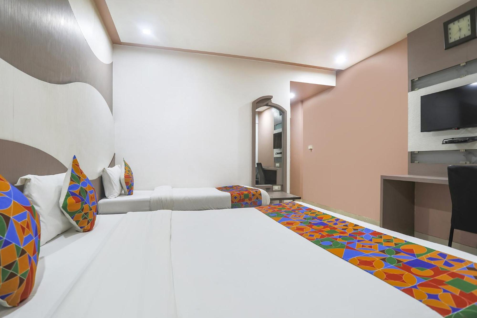 Hotel Merit Surat Exterior foto