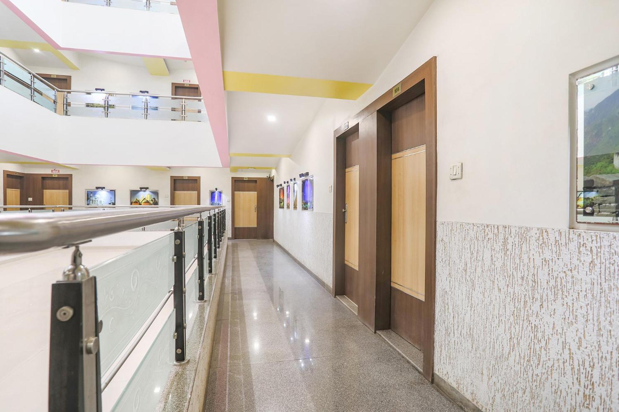 Hotel Merit Surat Exterior foto
