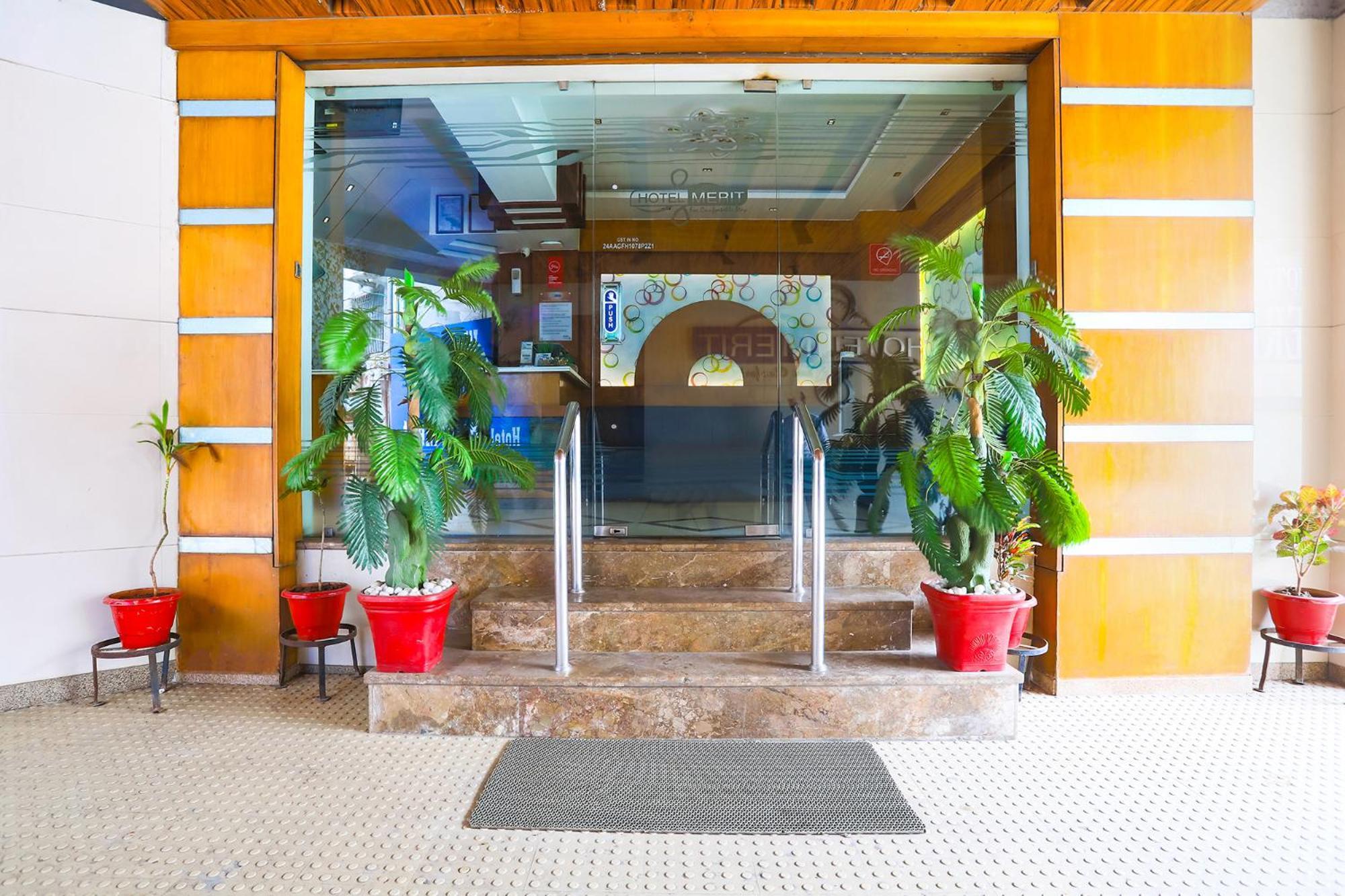 Hotel Merit Surat Exterior foto