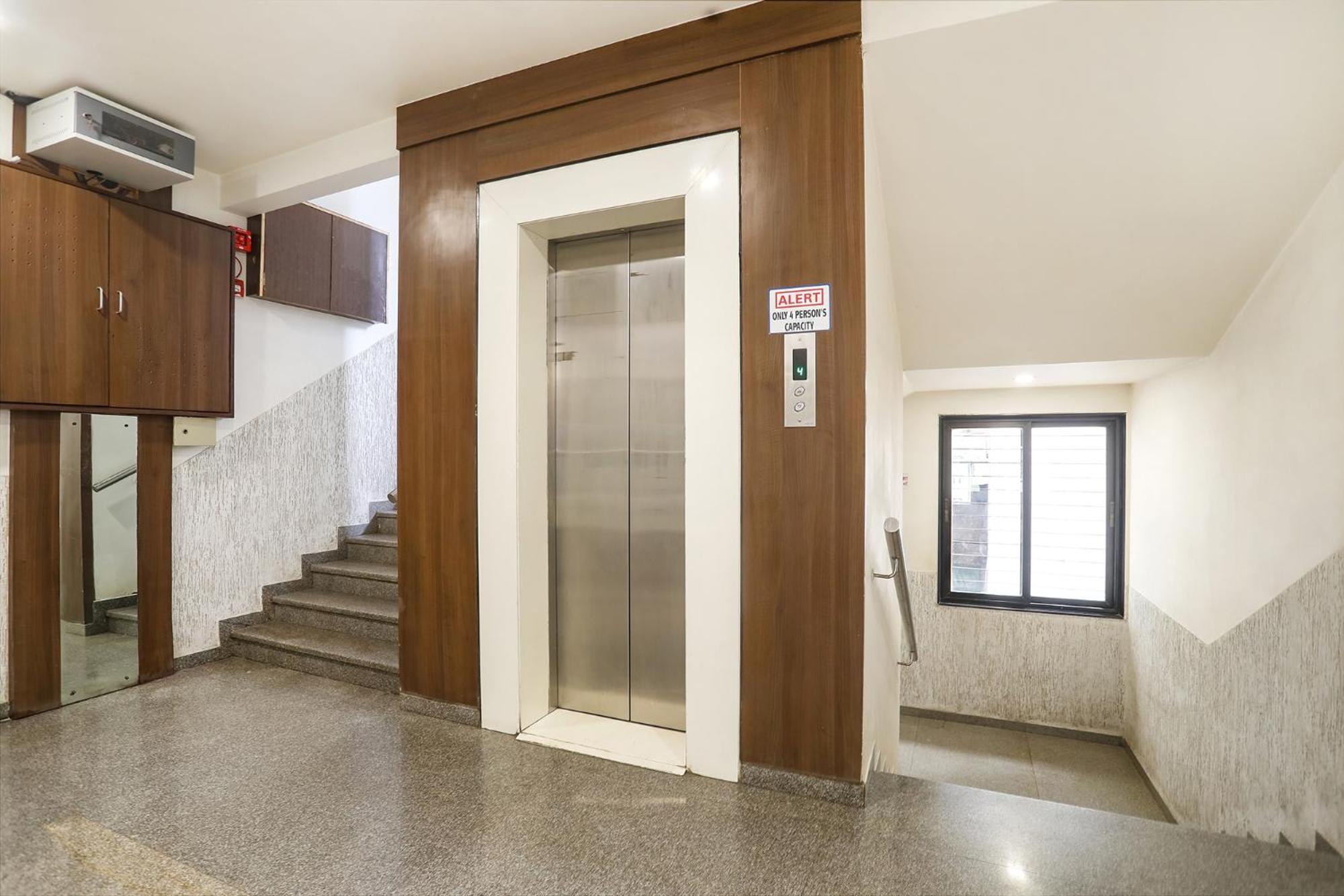 Hotel Merit Surat Exterior foto